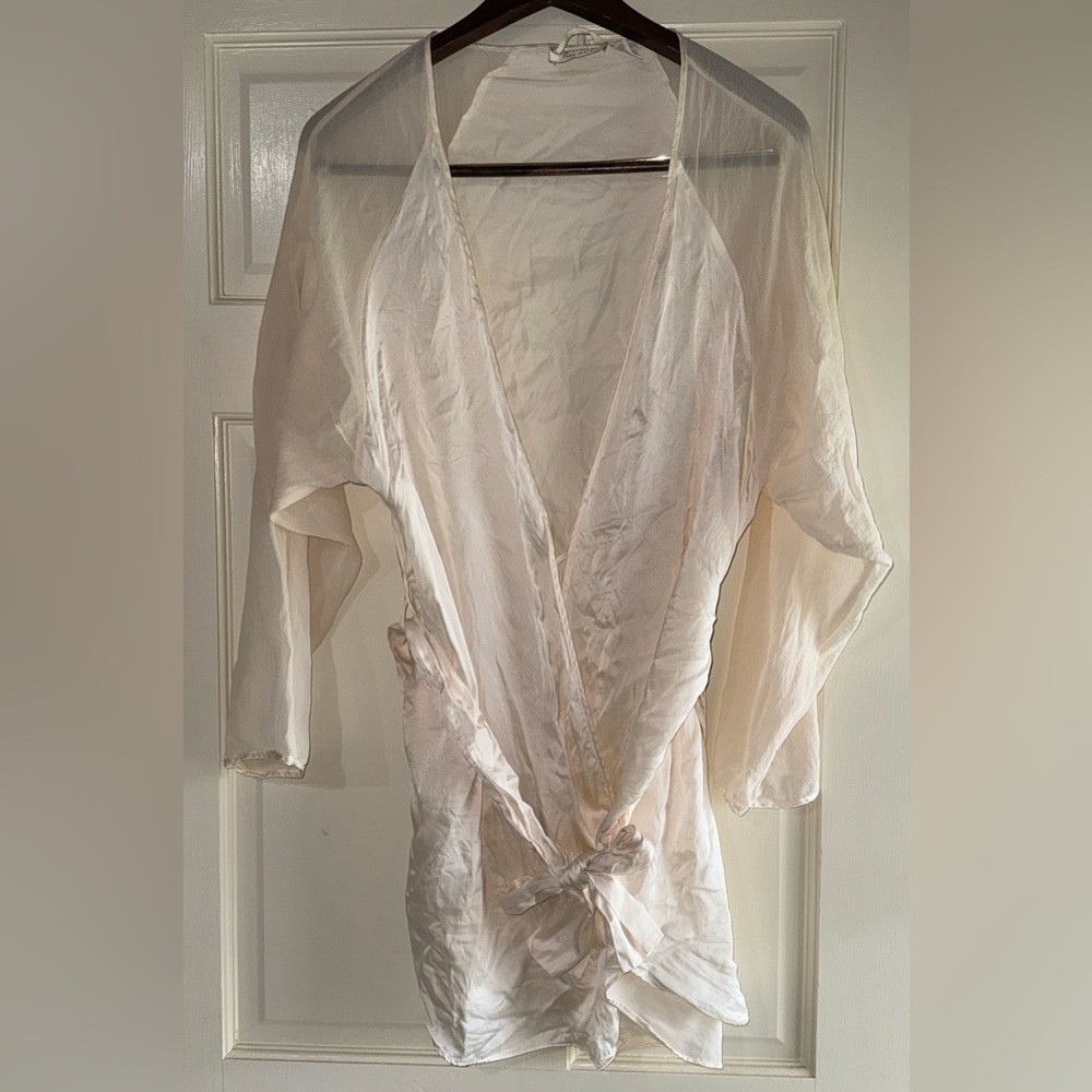 VTG Victoria’s Secret Gold Label Cream Silk Robe with Sheer Sleeves Size Small